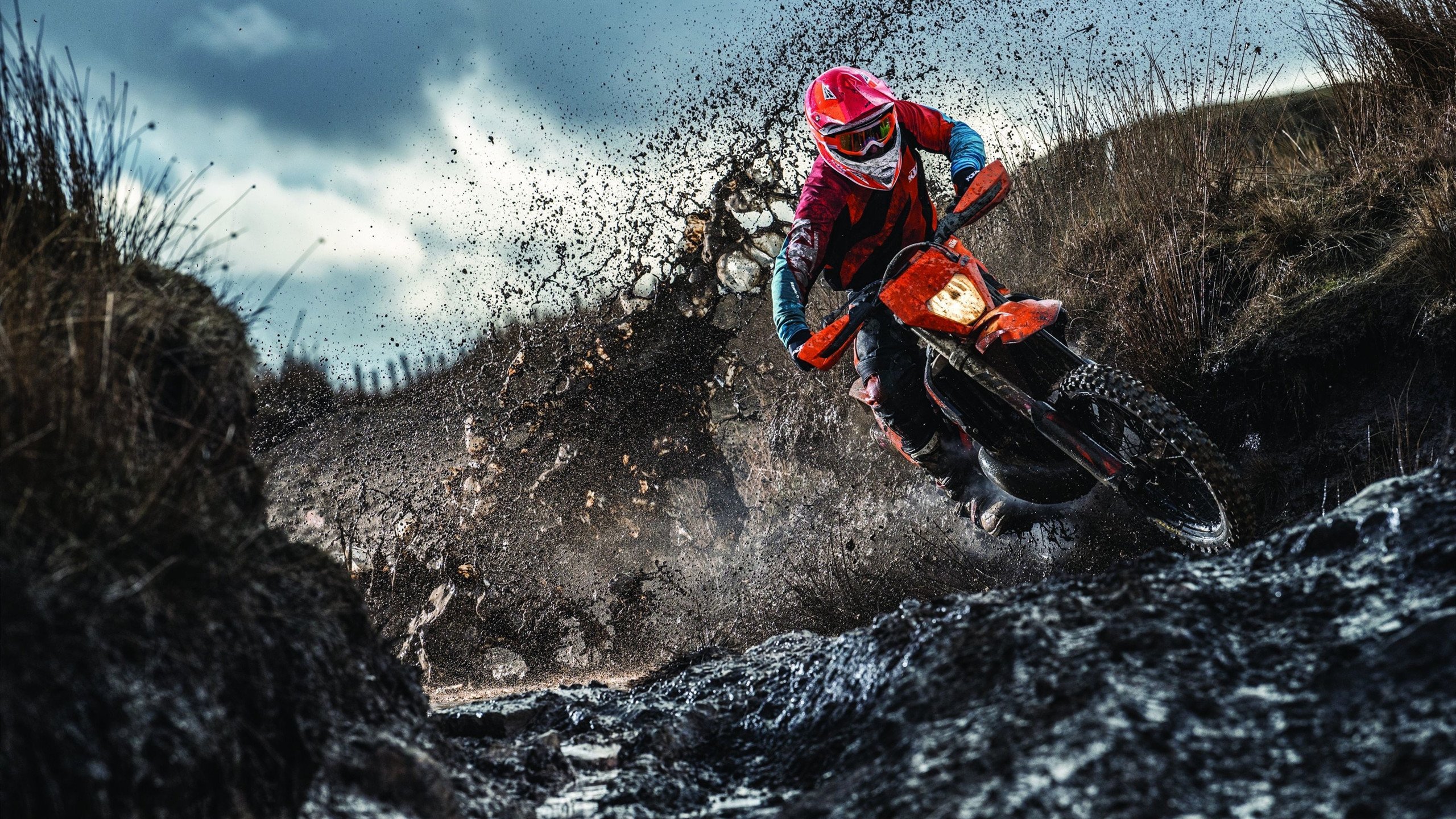 “壁球赛场，快速反击与精准控制：2025世界运动会在高新区全民健身馆激烈上演！”